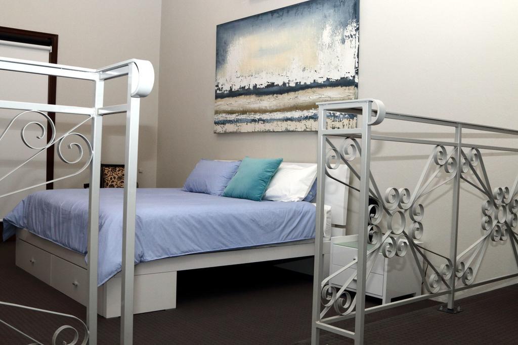 Fairway Manor Accommodation نورثام الغرفة الصورة